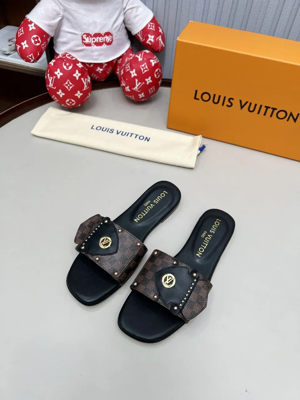 👟👟Ex-factory price 320👟👟 Genuine leather sole +40 Louis Vuitton, 1:1 advanced customization upper, fabric: customized LV special fabric, lining: sheepskin, original molding hardware, code number: 35-42, order with pictures, welcome to send pictures to place an order,